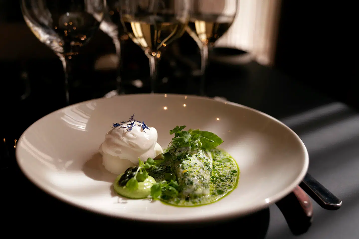 Rødspættefilet med en vinaigrette skilt med purløgsolie etc.