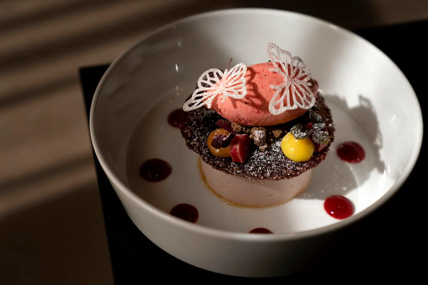 Drømmekage, rabarberfromage, tuille af chokolade og hasselnød ...