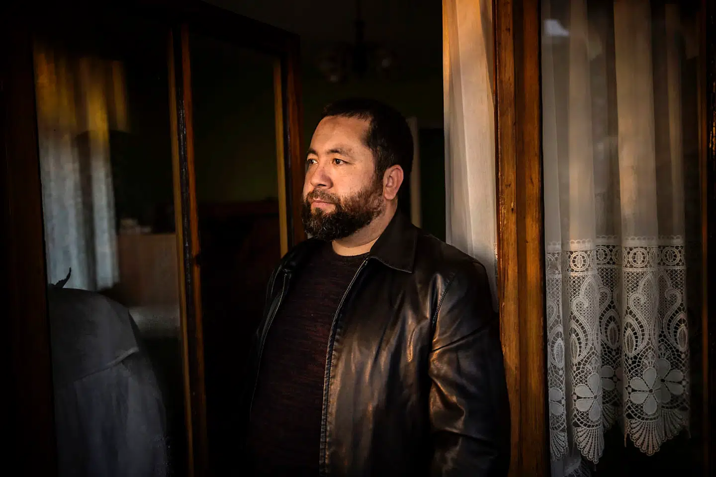 Uighuren Abdusalam Muhammed fortalte Berlingske i 2019, at han blev arresteret i Xinjiang i november 2014 for at recitere et vers fra koranen ved en begravelse. Først sad han fem måneder i interneringslejr og dernæst 70 dage i en politisk genopdragelseslejr uden for byen Hotan i det sydvestlige Xinjiang. Han bor i dag i Istanbul.