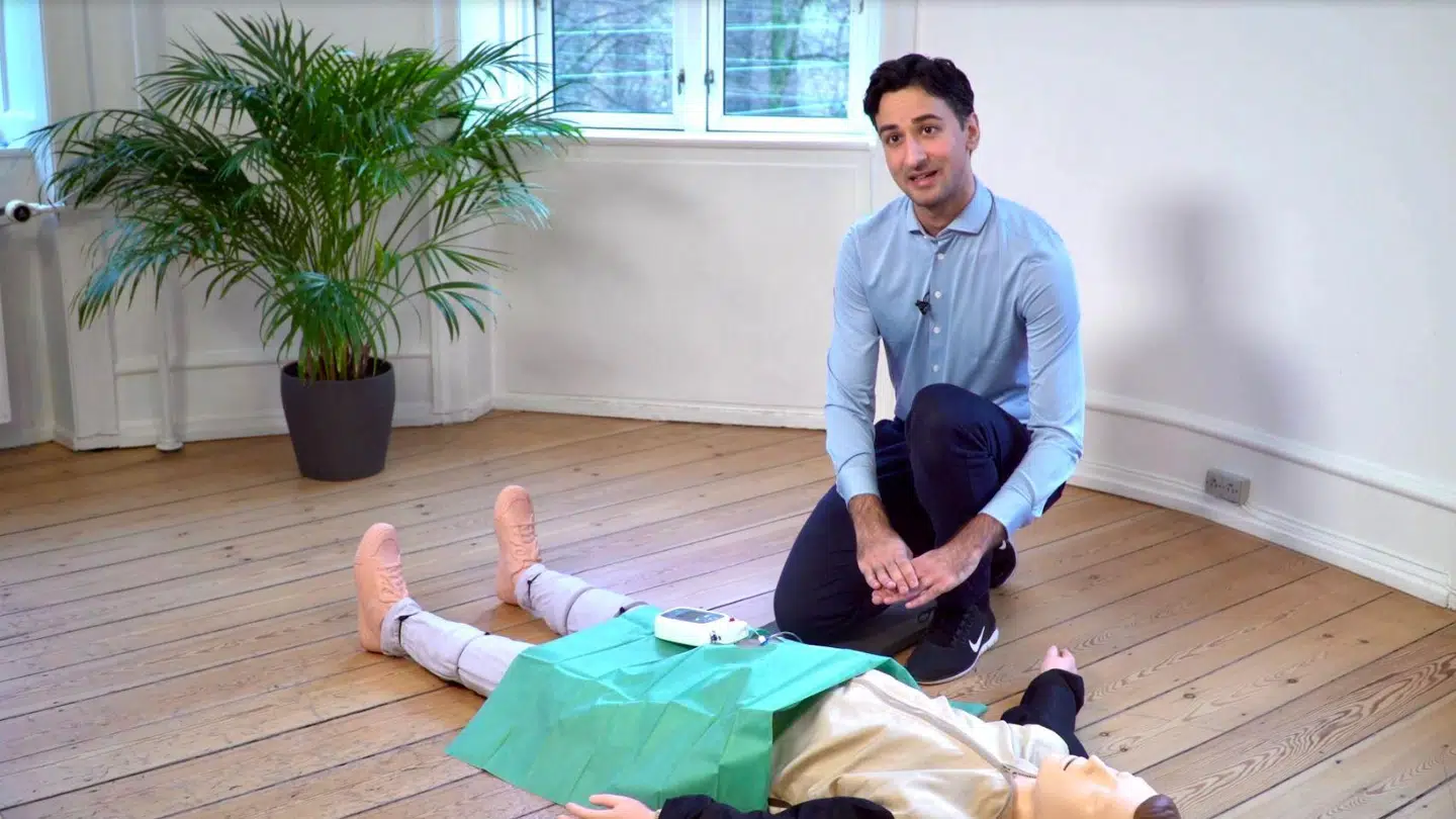 Habib Frost, som er idemand bag og administrerende direktør for den danske iværksættervirksomhed Neurescue, demonstrerer det banebrydende hjertekateter på en dukke. Efter blåstemplingen i USA satser han også på en godkendelse i EU.