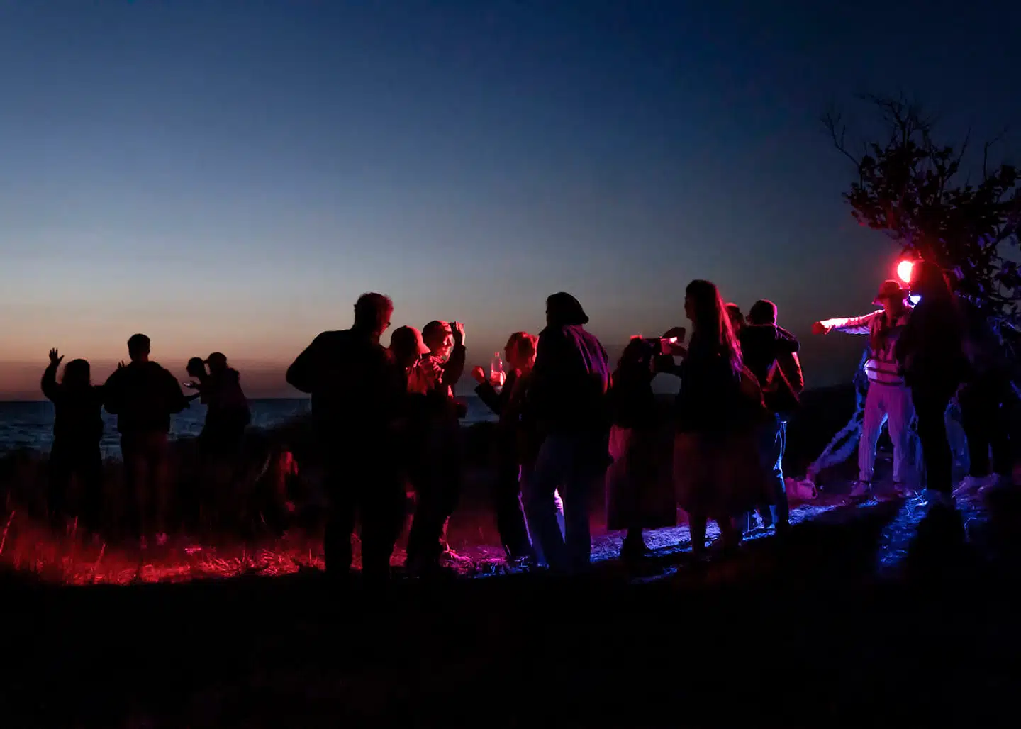 Da Musik i Lejet i Tisvildeleje blev aflyst sidste sommer, holdt mange unge deres egne fester på de nordsjællandske strande. Billedet her og på forsiden er fra en fest på nordkysten og ikke i Humlebæk. Arkivfoto.