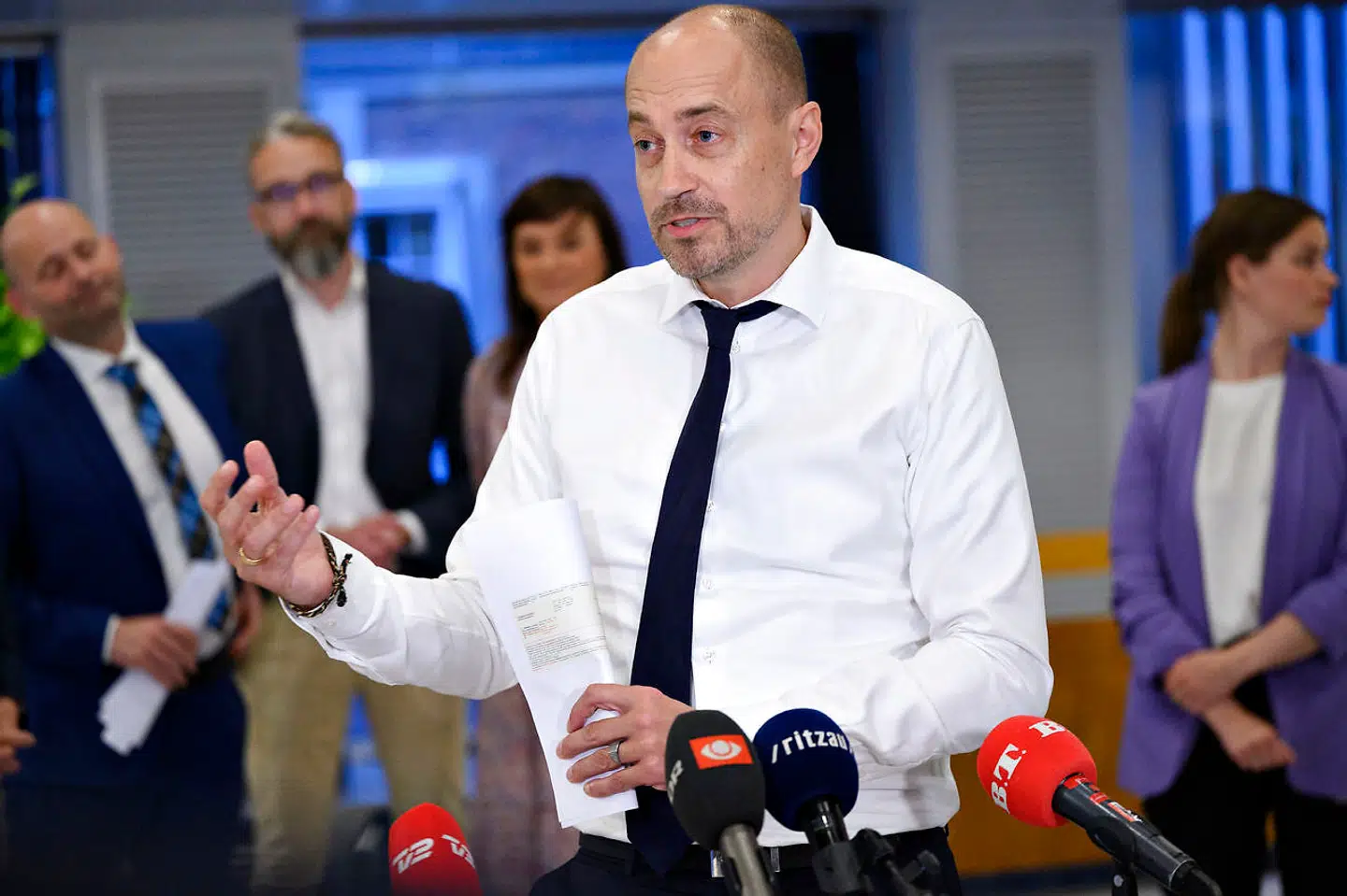 »Danskerne kan nu se enden på coronapandemien. Uanset om man mener, at Danmark slap nådigt igennem den smittemæssigt, uanset berettiget kritik af regeringens magthåndtering under pandemien, og uanset at ingen skal glemme de store ofre, mange måtte give undervejs, er det glædeligt,« skriver Tom Jensen i denne leder. her præsenterer sundhedsminister Magnus Heunicke (S) genåbningsaftalen.