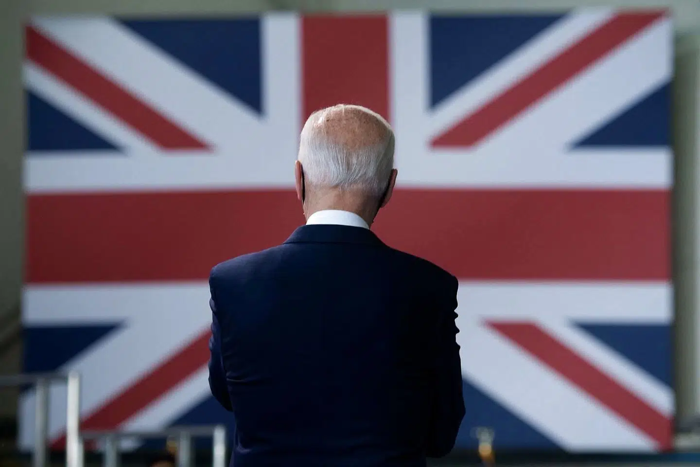 Præsident Joe Biden er landet i England, hvor han skal deltage i dette års G7-møde. Forud for mødet blev det i den amerikanske presse vurderet, at præsidenten næppe ville tale om det betændte emne, der har trukket den ene overskrift efter den anden: en undersøgelse af teorien om, at coronavirussen kunne være opstået på et laboratorium i Wuhan. Men allerede inden mødets start har teorien fået fokus.