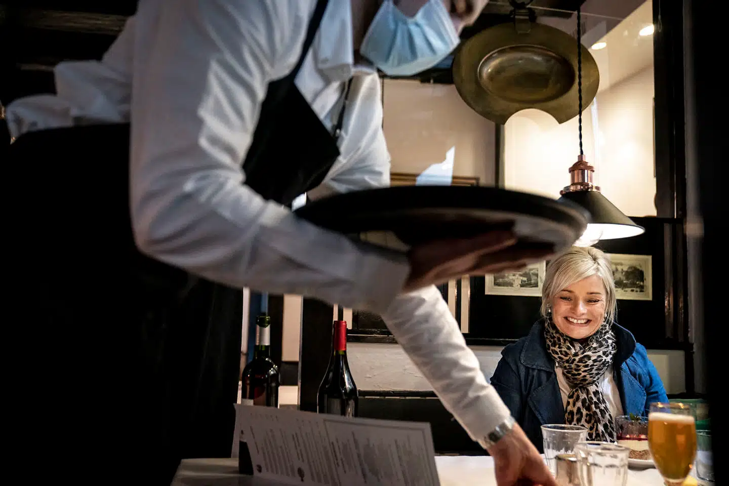 Gæster – som her på restaurant Puk på Vandkunsten i København – skal blandt andet vise coronapas ved ankomst og forlade stedet før klokken 23. Den slags restriktioner er der dog ikke længere belæg for, mener flere erhvervsorganisationer forud for genåbningsforhandlinger onsdag.