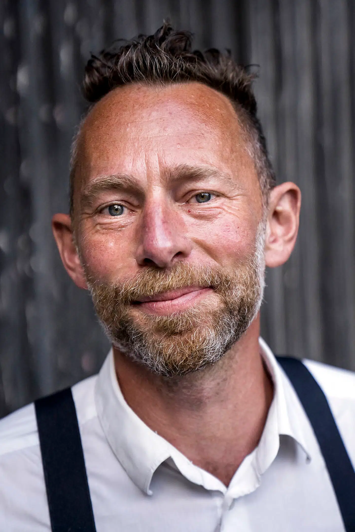 »Selvmordsfrekvensen blandt 48-årige mænd er tårnhøj, og folk får depressioner, omverdenen tænker, hvad skete der der. Der er – med rette – meget fokus på ligeløn og diskrimination af kvinder. Men det er i langt højere grad mænd, der ender på gaden, begår selvmord eller bliver misbrugere,« siger Sofus Midtgaard.