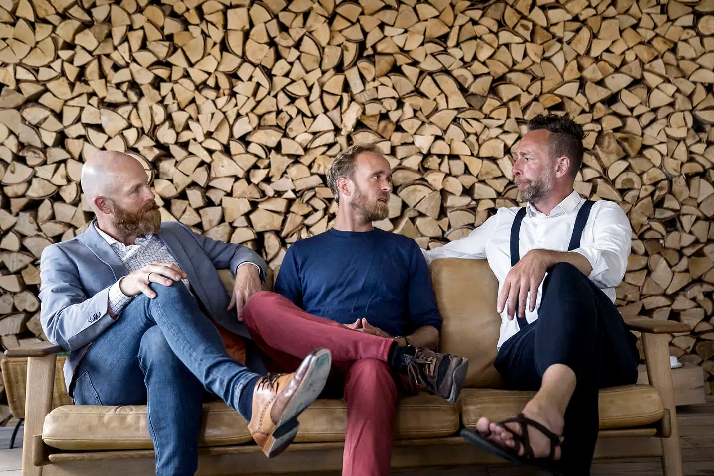 Jakob Kærgaard, Jesper Krog og Sofus Midtgaard mener, at det er vigtigt for mænd at mødes og diskutere, hvad det vil sige at være en mand netop nu. Ifølge Netdoktor kan mænd i alderen 40 til 50 år kan opleve en tilstand, som er meget lig kvindens overgangsalder. Den mandlige version kaldes i fagsprog »andropause«. Ulig hos kvinder er der ikke hos mænd et klart tegn – som ophør af menstruation – til at markere denne overgangsperiode. For begge køn gælder imidlertid, at der sker et fald i hormonniveauet. Hos kvinder i østrogen- og hos mand i testosteron -niveauet. Hos mænd ses gradvise forandringer af kroppen, ledsaget af en ændring i holdninger og stemningsleje, træthed samt nedsat energi, seksuallyst og fysisk formåen.