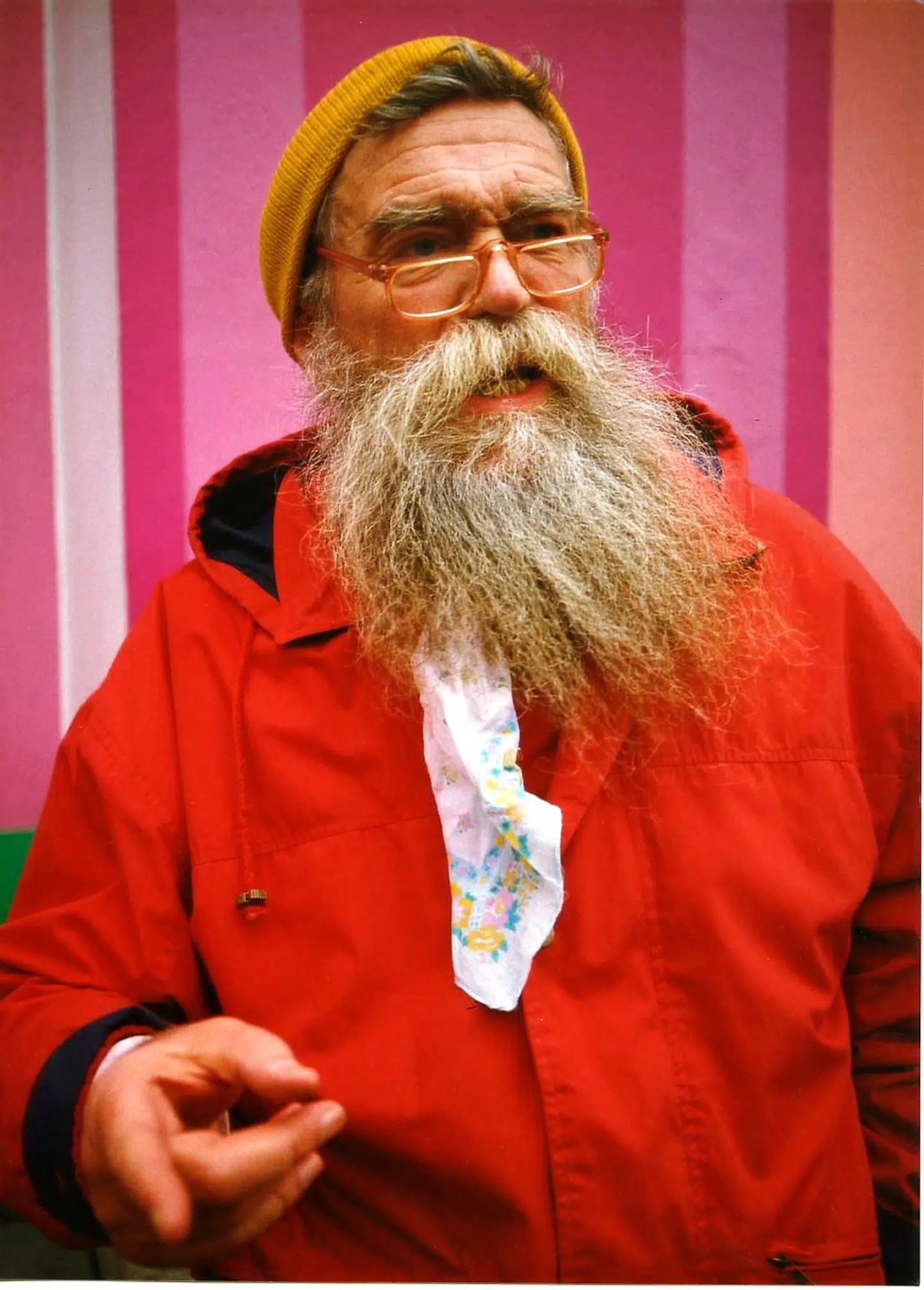 »100 år mere, tak,« skriver Birgitte Ellemann Höegh om Poul Gernes’ udsmykning af Palads Teatret på Axeltorv i København. Her er Gernes fotograferet foran sit værk i 1995.