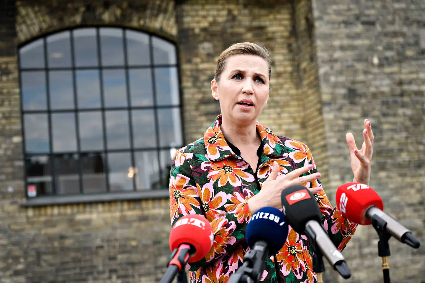 I den forgange uge blev statsminister Mette Frederiksen vaccineret imod covid-19 i Øksnehallen i København, og hun delte efterfølgende et billede af stikket på Facebook. Netop det billede har nu medført interne skænderier i Dansk Folkeparti.