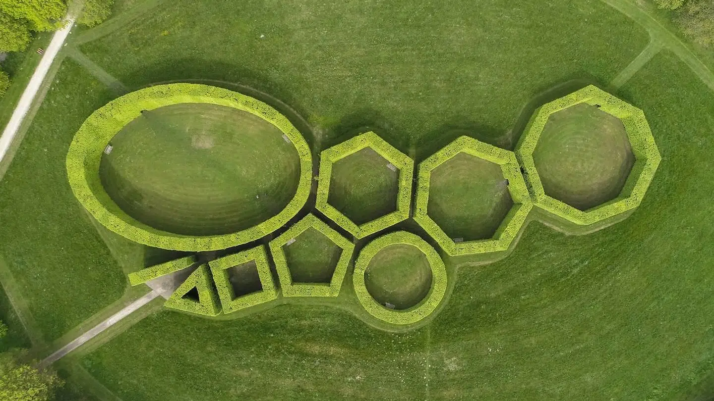 De Geometriske Haver i Herning er tegnet af landskabsarkitekt C.Th. Sørensen. De ligger i Den Hvide By i Birk Centerpark lige bag Carl-Henning Pedersen & Else Alfelts Museum og kunstmuseet HEART.