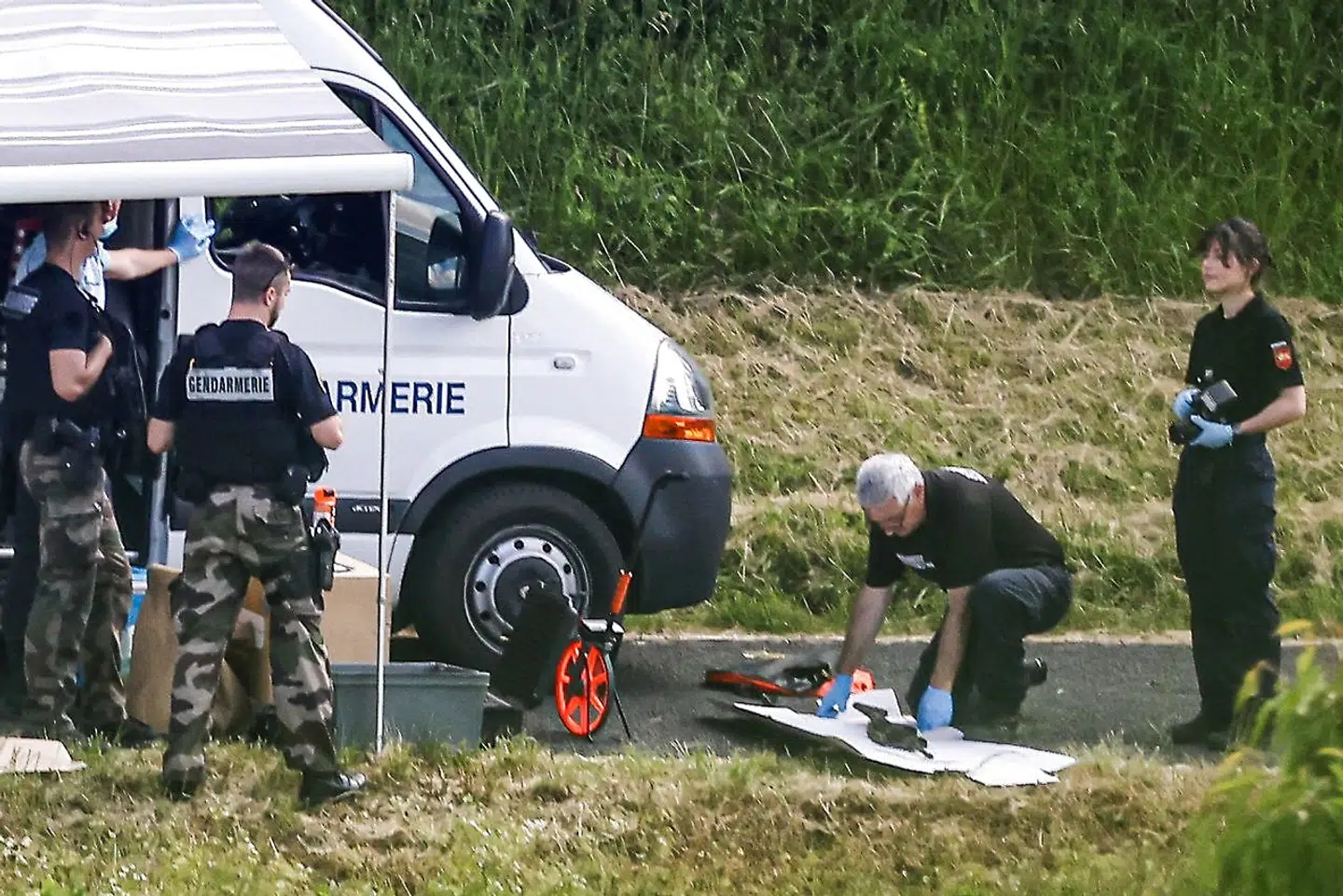 Betjente fra gendarmerikorpset forsegler et automatvåben, konfiskeret i forbindelse med anholdelsen af en soldat, der gennem flere dage var genstand for massiv menneskejagt i det sydvestlige Frankrig, efter at han havde været indblandet i en kønsrelateret voldsepisode.