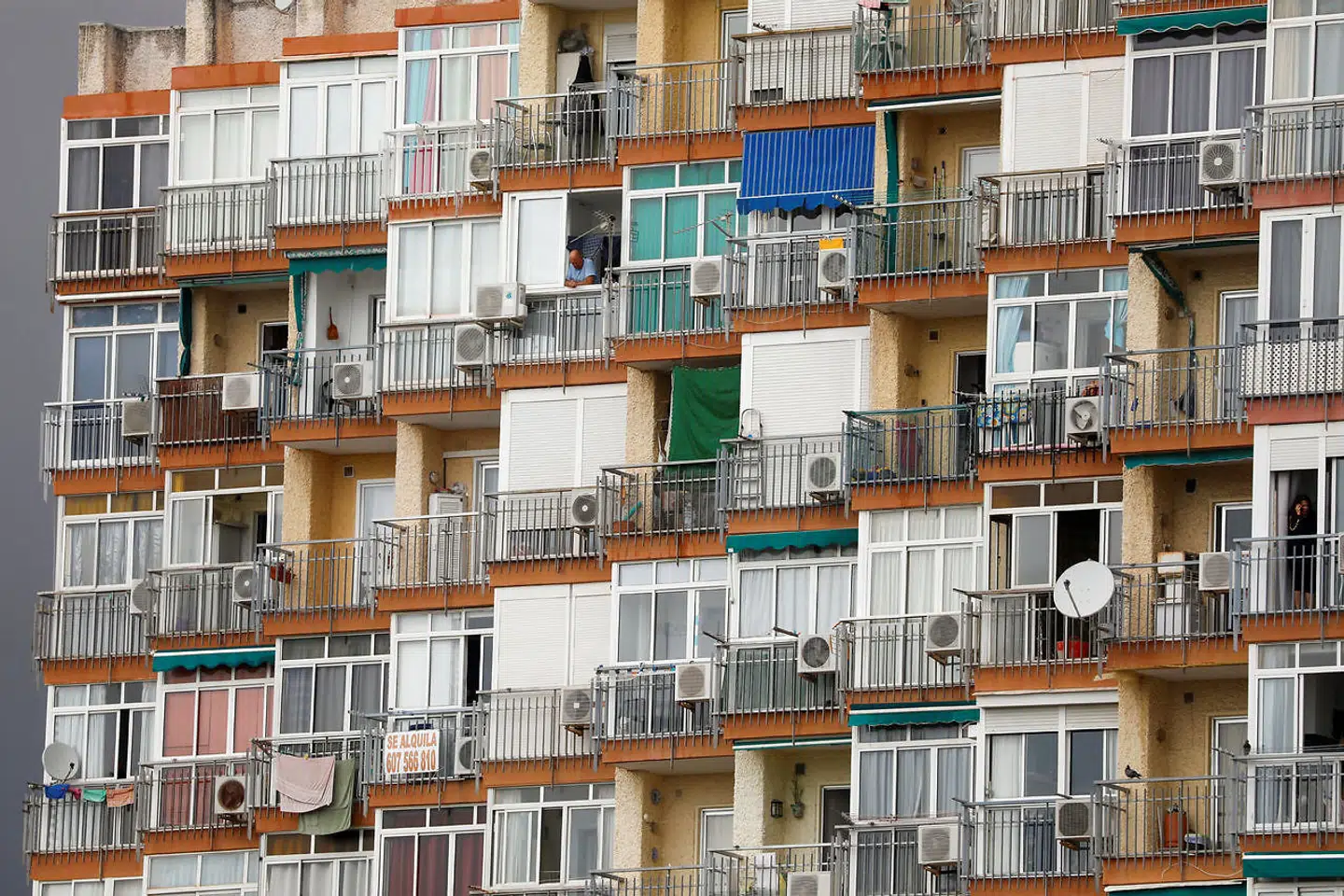 Spanierne har under pandemien været tvunget til at holde sig langt mere hjemme end normalt. Det har givet voldelige mænd større kontrol med deres partnere, og den har de nu mistet.