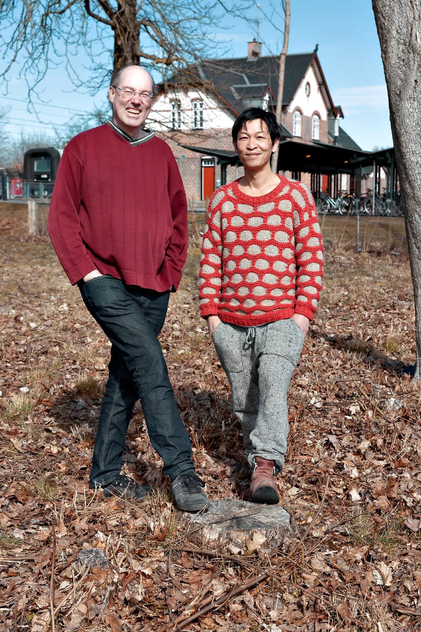 Dahn Vo og Carsten Rahbek på DSB-grunden ved Nivå Station, da den blev erhvervet i april.