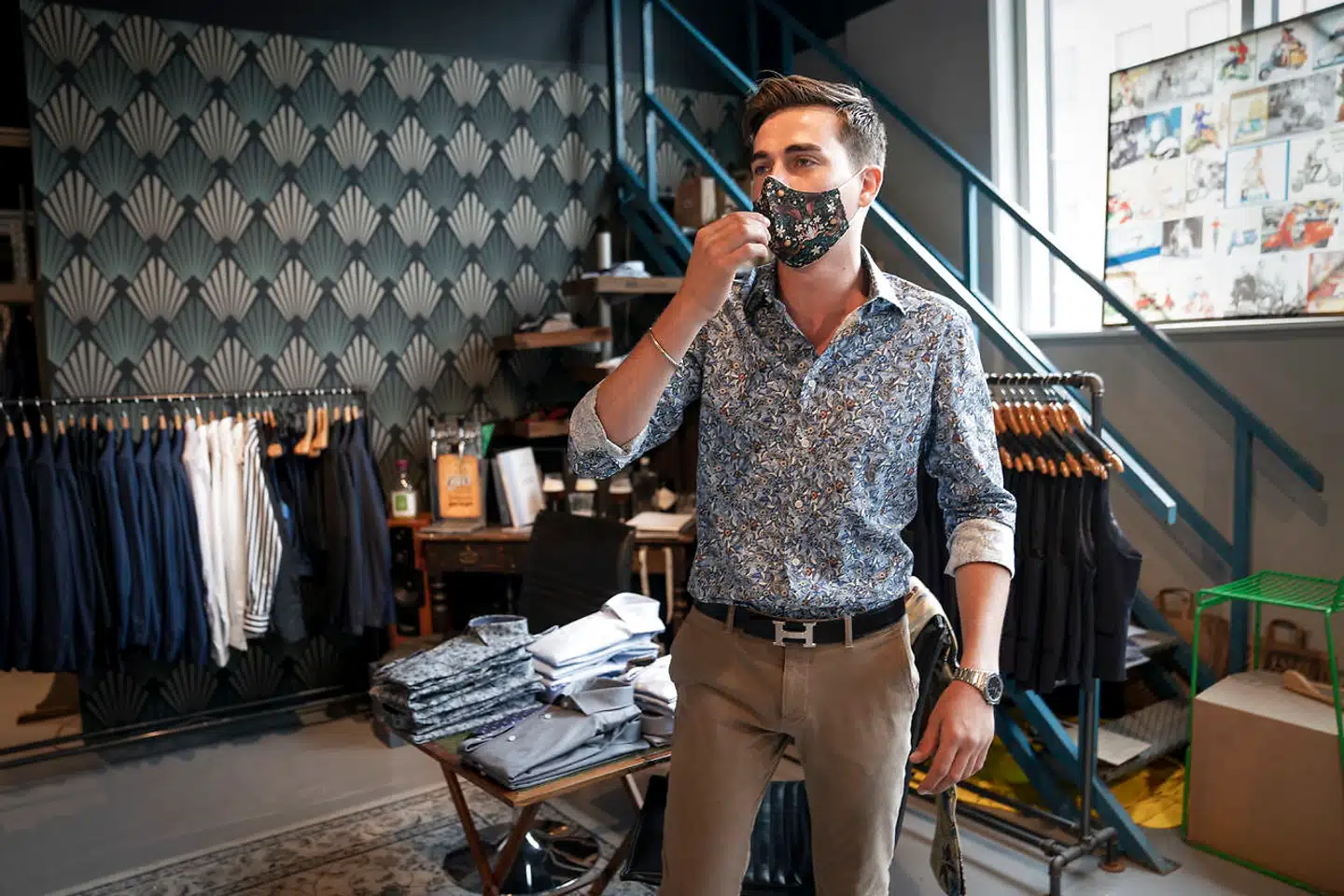 Ekspedient Simon Burmeister fortæller, at flere kunder besøger Amager Centret uden at bære mundbind. Flere har også et fritaget-badge på brystet, men det er dog ikke altid, at de har rent mel i posen, siger ekspedienten.