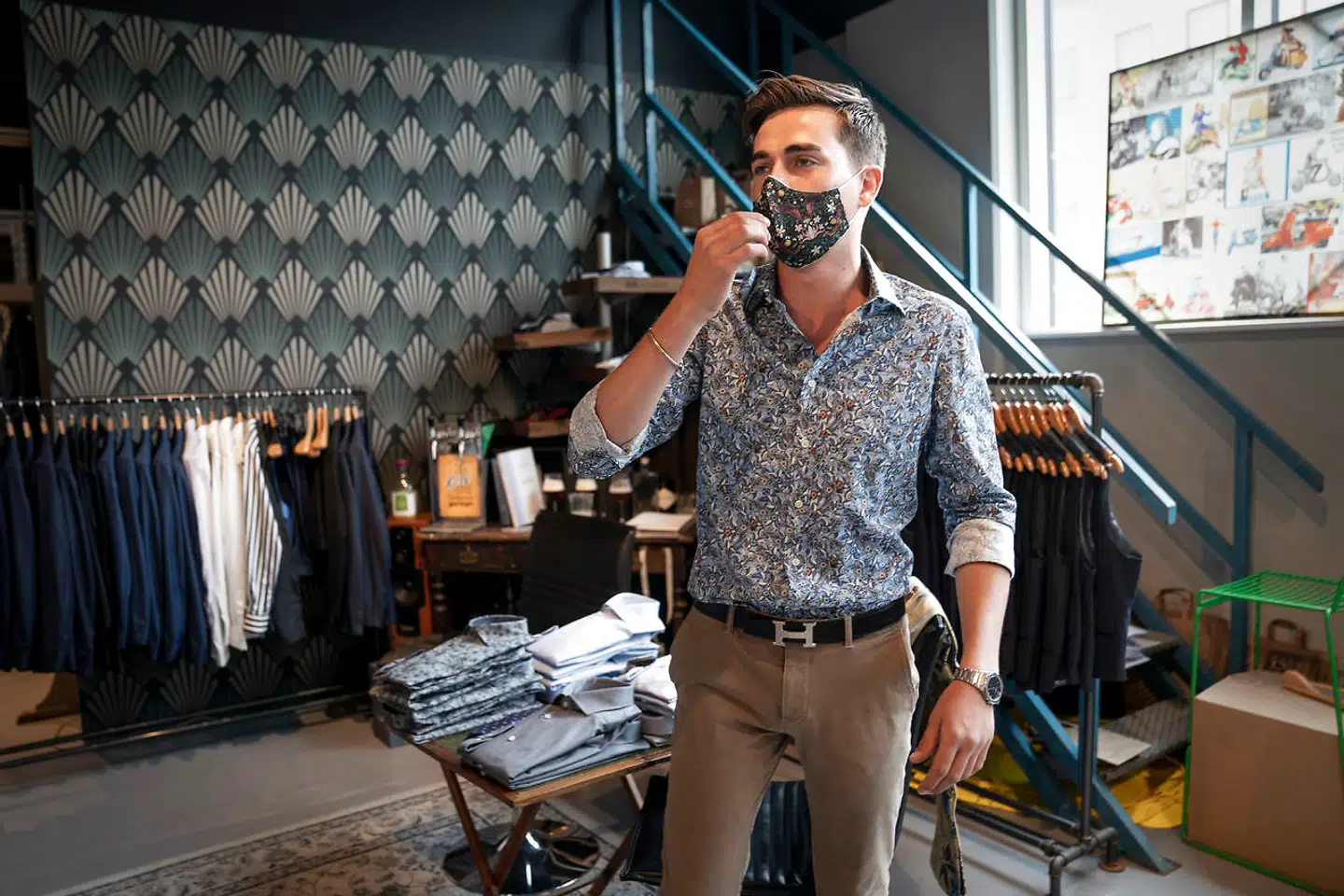 Ekspedient Simon Burmeister fortæller, at flere kunder besøger Amager Centret uden at bære mundbind. Flere har også et fritaget-badge på brystet, men det er dog ikke altid, at de har rent mel i posen, siger ekspedienten.