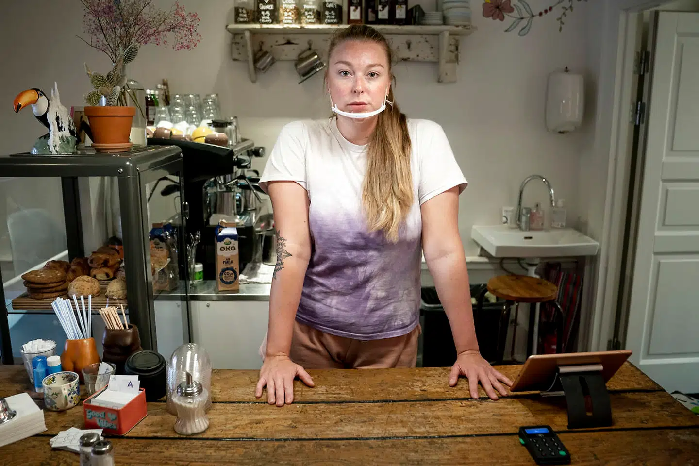 Erhvervsdrivende Alexandra Vernon ser en klar tendens i bybilledet: Stadig flere glemmer eller fravælger mundbindet – det kan provokere hende.