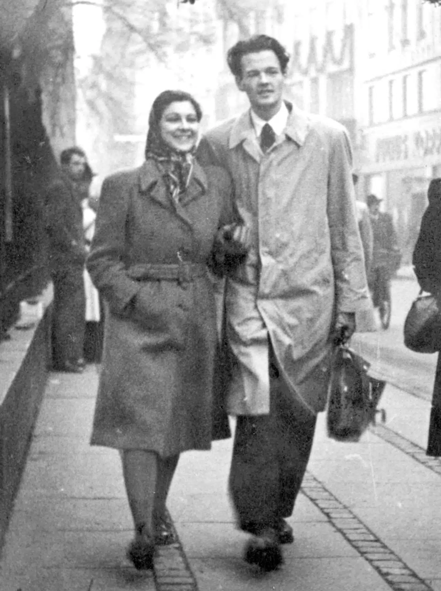 Ivan Malinowski var selv kristen og giftede sig med Ruth Somer, som var jødisk flygtning fra Wien. Her ses de i København i 1949. Illustration fra bogen.