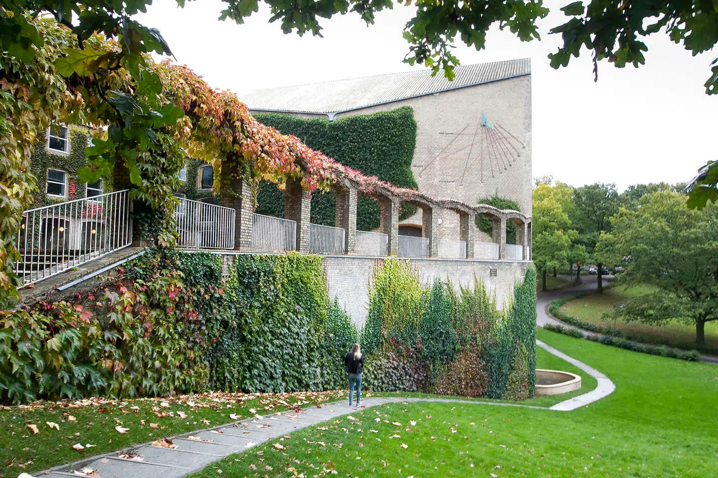 »Allerede nu synes presset for 'positiv' særbehandling på landsplan at have virket. For de stillinger, hvor mænd og kvinder er i direkte konkurrence, har kvinderne ca. 50 procent større sandsynlighed for at få en given stilling end mændene – mens de på professorniveau har en ca. 20 procent højere sandsynlighed.