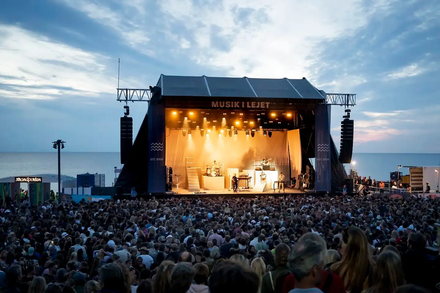 Der er et godt stykke ved til Musik i Lejet, som det så ud 2019. Sommersol har – i modsætning til de 10.000 gæster på den traditionelle festival – plads til 1.500 besøgende.