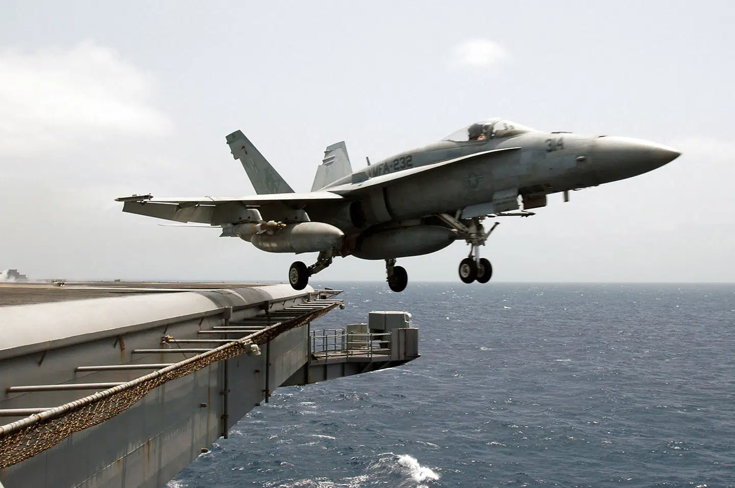 Et F-18-fly letter fra flådeskibet USS Nimitz omkring den tid, hvor en episode i luftrummet satte sig i jagerpiloten Alex Dietrich for altid. Nu er piloternes observationer omdrejningspunkt i den højaktuelle ufodebat i USA.