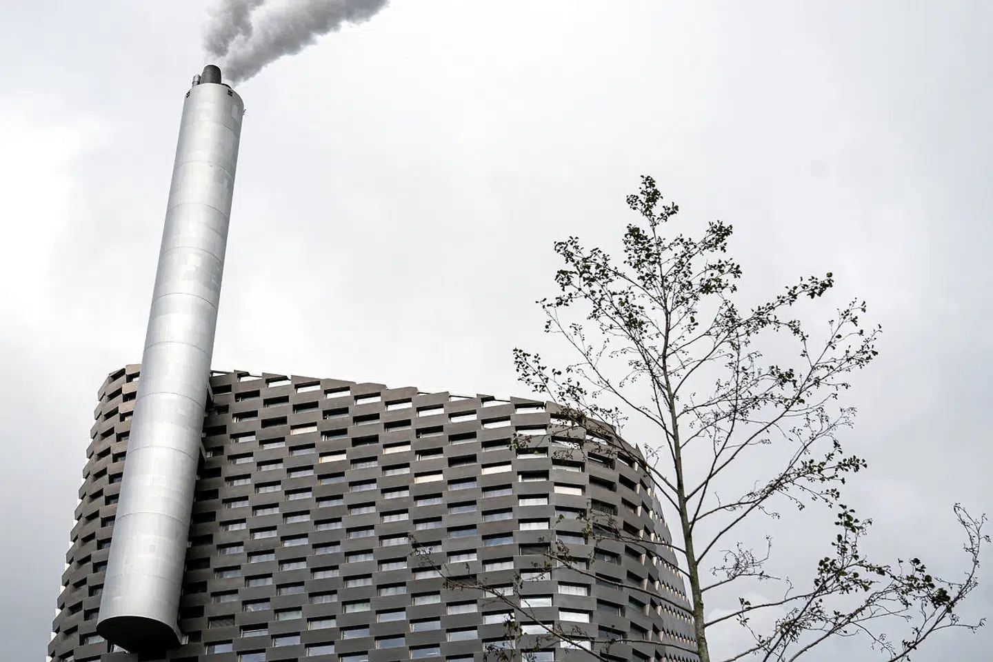 På forbrændingsanlægget Amager Bakke er der planer om at indfange CO2 fra røggassen. Efter 2030 bør den teknologi blive en af hjørnestenene på vejen mod at opnå dansk klimaneutralitet allerede i 2045, fastslår ny rapport.