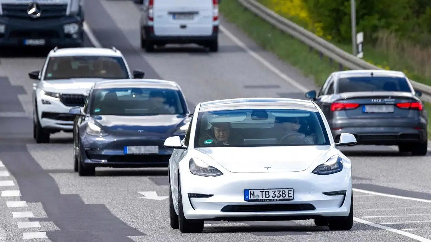 Det er tilsyneladende meget fordelagtigt for tyske bilkøbere at eksportere let brugte elbiler som Tesla 3 til Danmark. Dette skyldes blandt andet, at Tyskland giver tilskud til købere af elbiler.