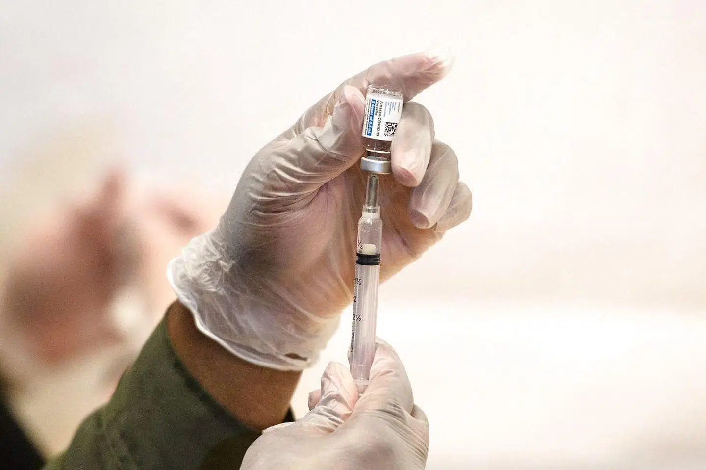 »Når verden nu forsøger at komme sig over det massive økonomiske chok, som covid-19 har udløst, har den fejlslagne, globale udrulning af vacciner netop svækket tilliden til det internationale system, som opstod efter Anden Verdenskrig,« skriver Mohamed A. El-Erian.