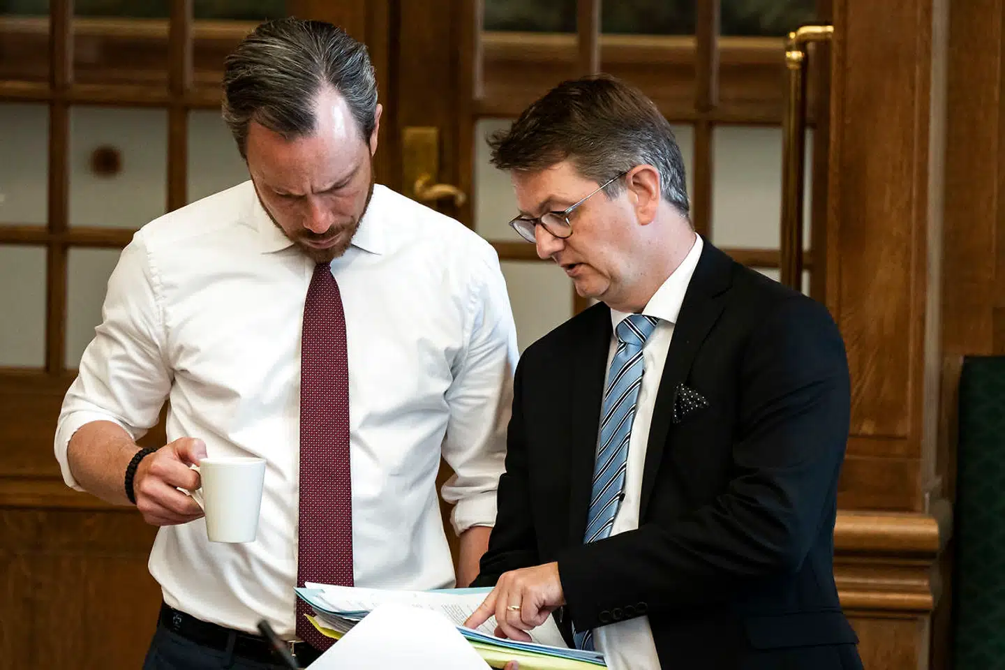 Torsten Schack Pedersen (V) melder nu ud, at Venstre ønsker at sælge betting- og kasinoforretningen i Danske Spil. Her står han sammen med sin formand, Jakob Ellemann-Jensen.