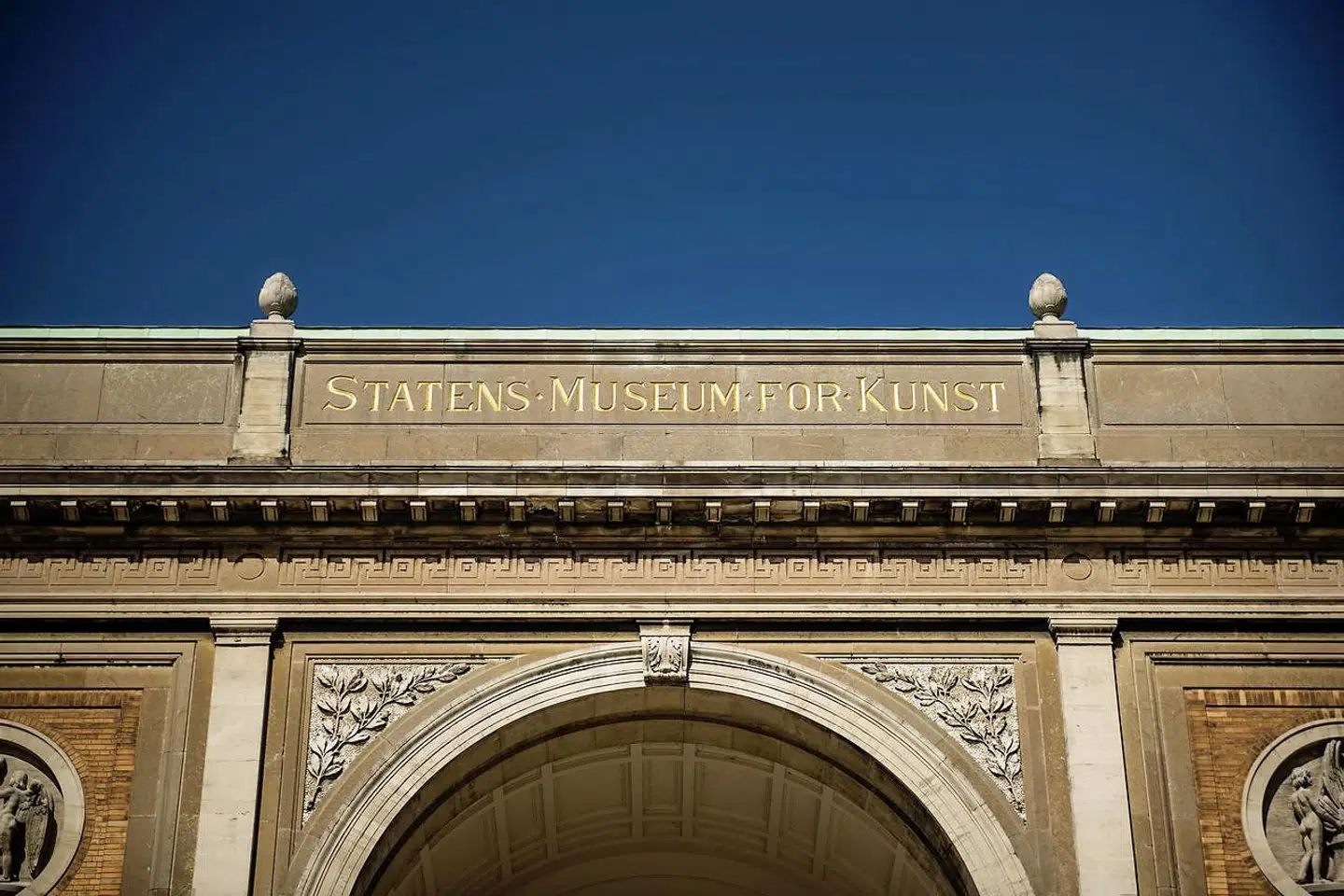 »Hvis det ikke lykkedes fortidens nationale frihedsbevægelser at komme fri af imperialisme, racisme og kolonialisme, hvorfor tror nogle professorer og kunsthistorikere så, at fjernelse af titler kan afkolonisere noget som helst? Det kan det heller ikke. Det er blot ’som om’ det hele,« skriver Hans Hauge.