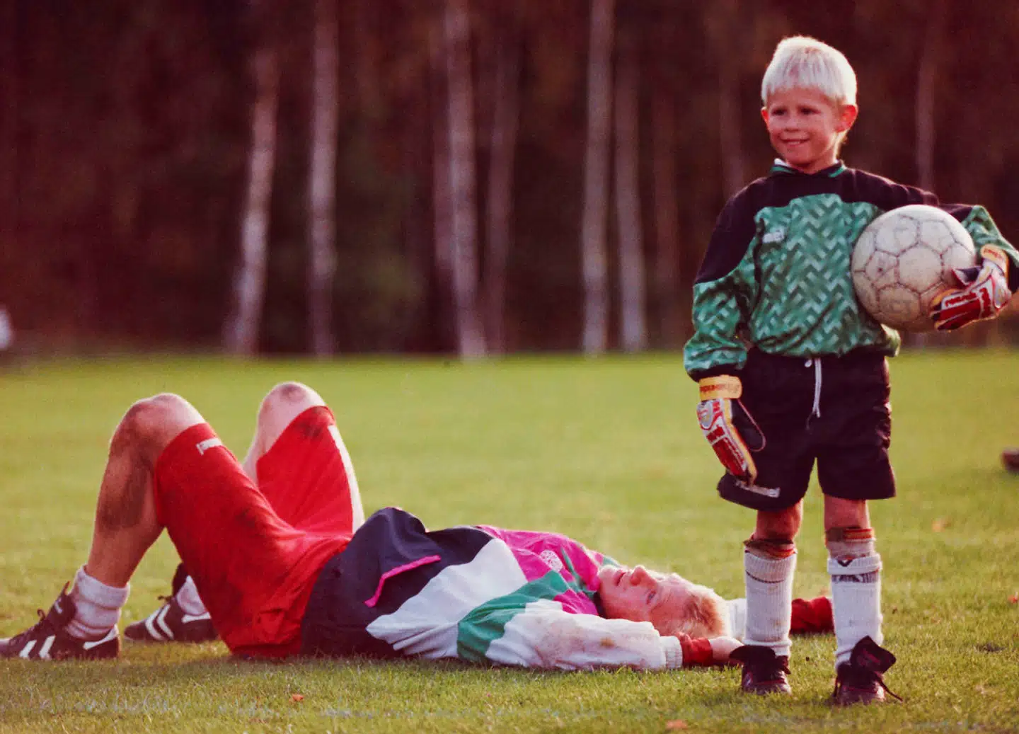 For 29 år siden vandt Peter Schmeichel og det danske landshold europamesterskabet i fodbold. Her ses han med sin søn, Kasper, i dansk fodbolds største år nogensinde, 1992. Det lykkedes – på ganske bemærkelsesværdig vis – den lille, lyshårede dreng at træde ud af faderens mægtige skygger, og i dag er Kasper Schmeichel en profil på det danske landshold.