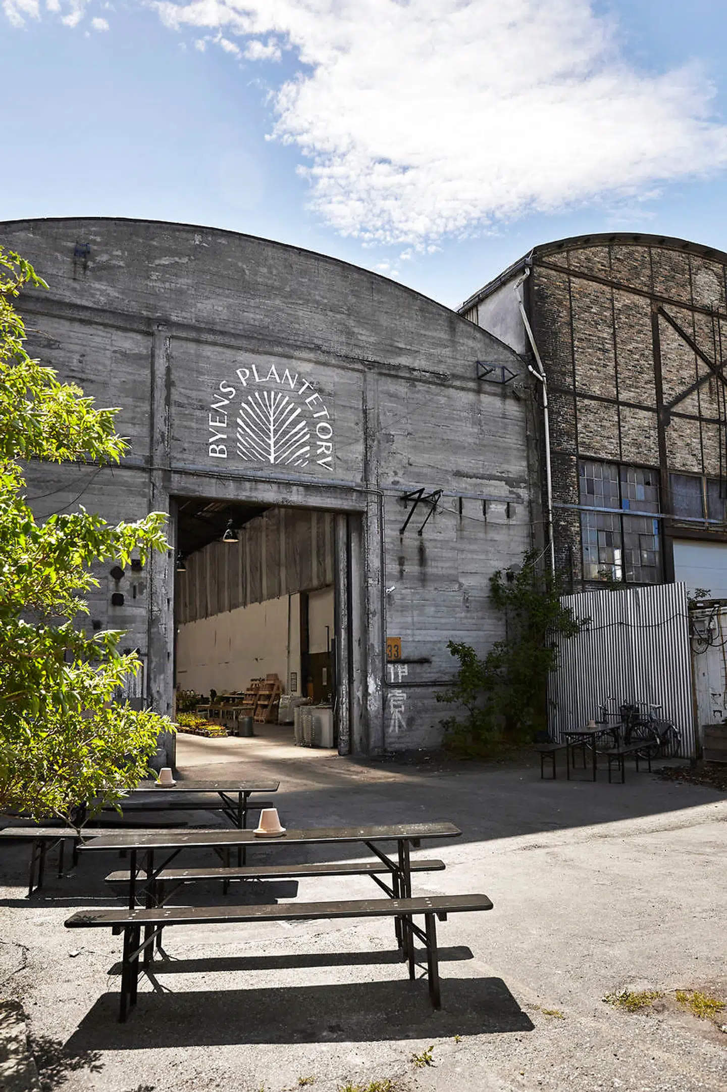 Byens Plantetorv har valgt at bevare så meget som muligt af den gamle maskinhal, der nu er blevet grøn.