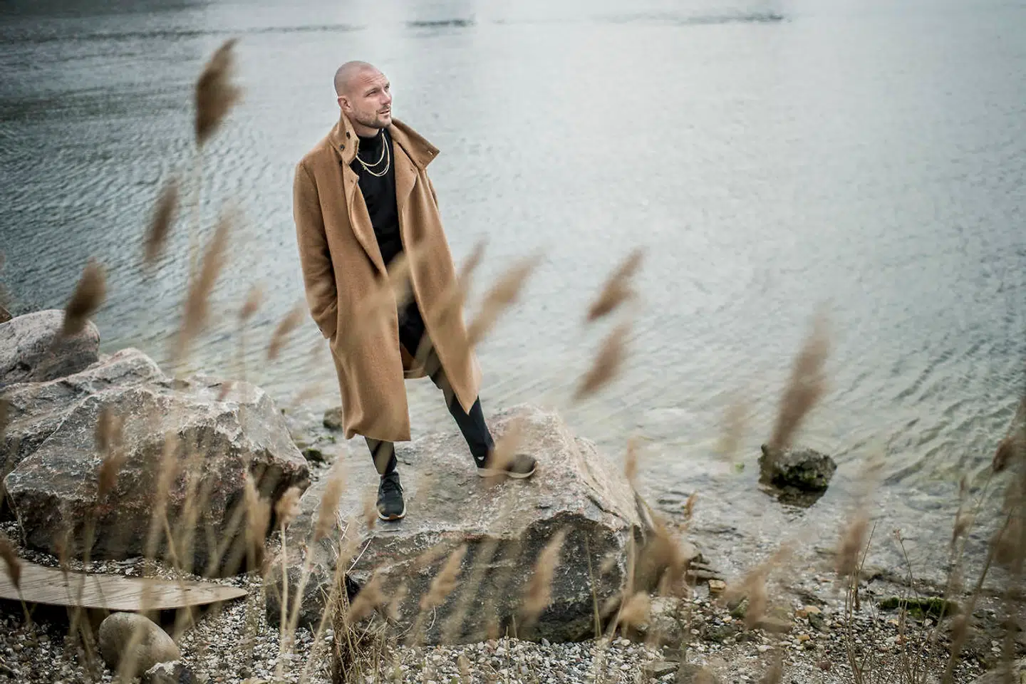 Emil Simonsen bor i dag i indre by i København og kommer fra Albertslund.