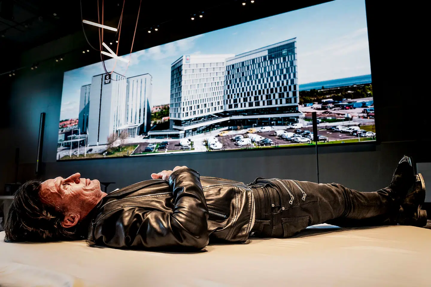 Et stenkast fra Københavns Lufthavn åbnede Petter Stordalen 20. maj sit nye hotel i den danske hovedstad, Comfort Hotel Copenhagen Airport, der ses på billedet til højre. Hotellet ligger klos op ad et andet Stordalen-hotel, Clarion Hotel & Congress Copenhagen Airport, der ses til venstre.