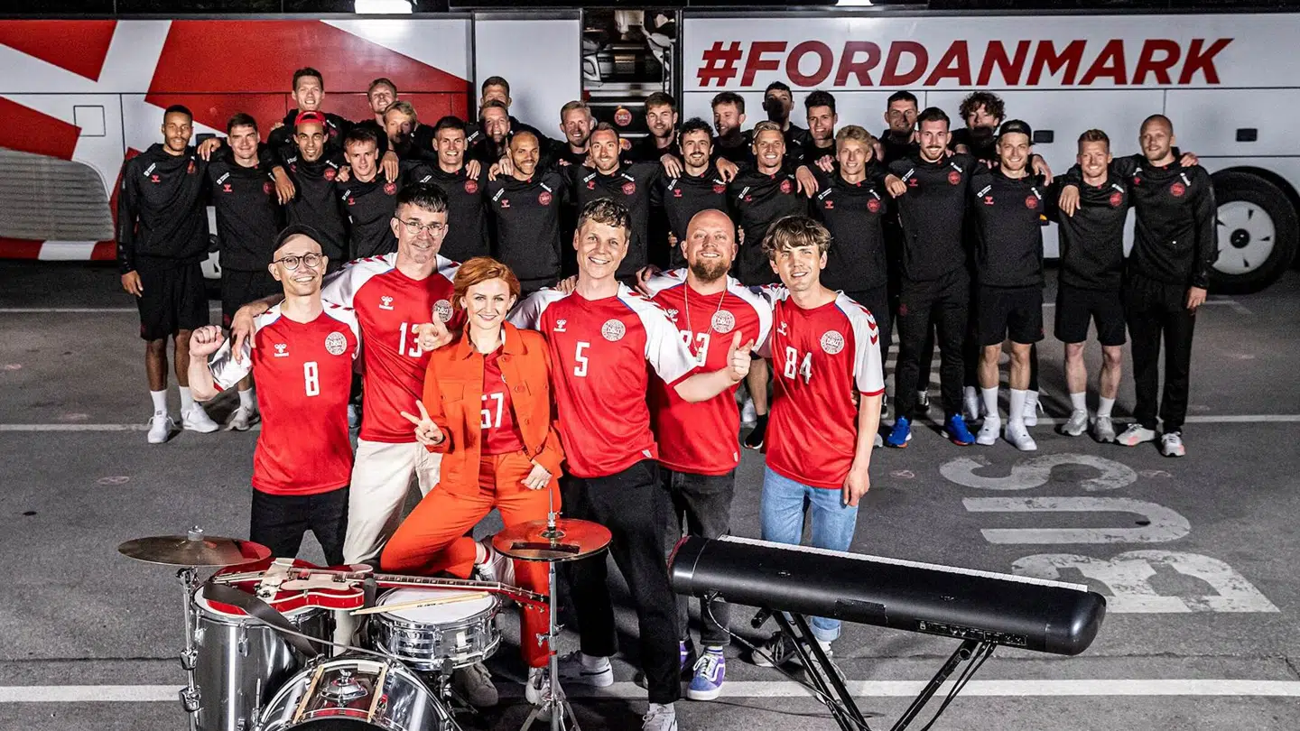 Bandet Alphabeat har i år fået æren af at hylde det rødhvide fællesskab til fodboldlandsholdets kampe ved europamesterskaberne i fodbold.