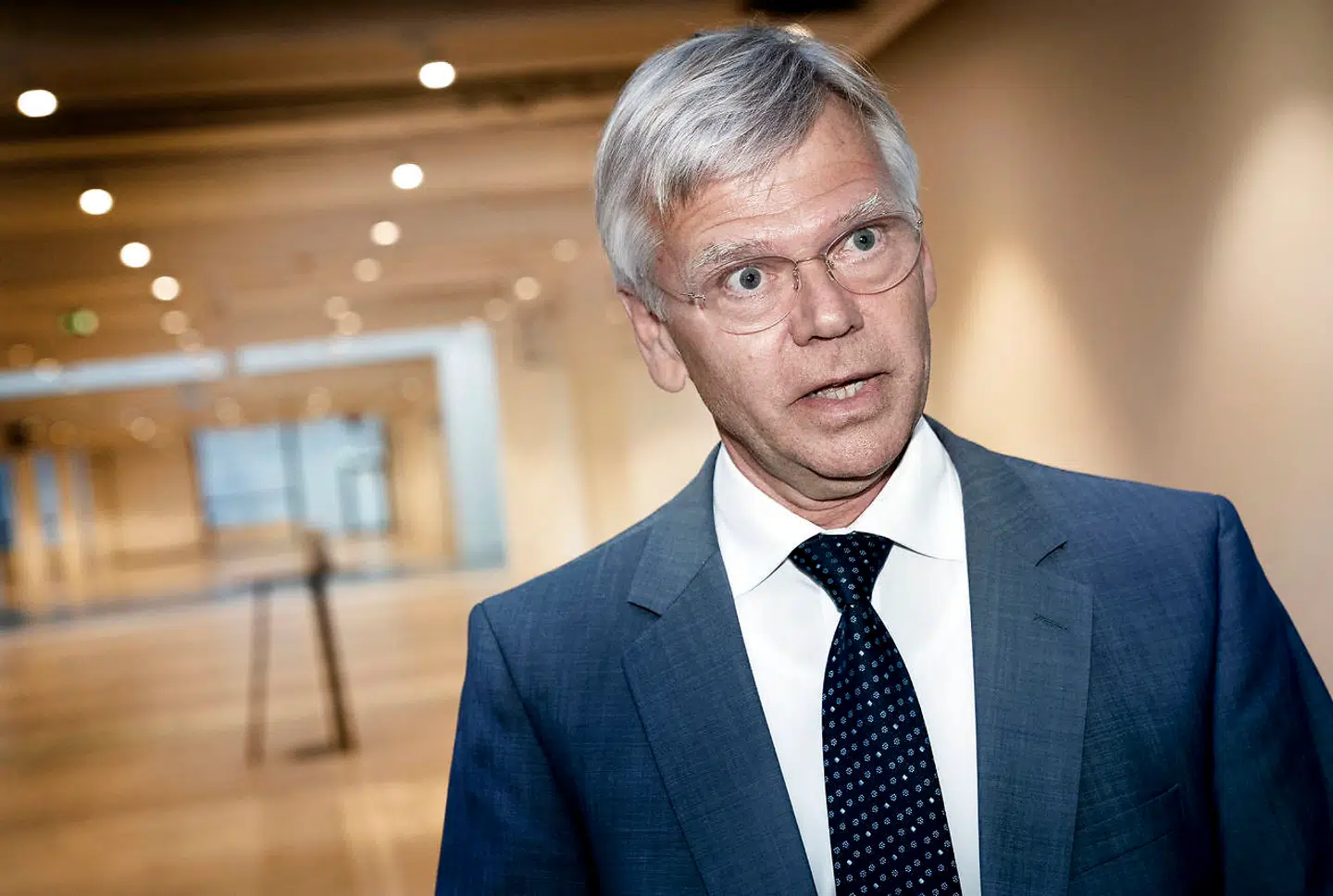 Det er lige før, overdommerne får ondt af bestyrelsesformand for Danske Bank, Karsten Dybvad. Nu vil også to ud af tre aktieanalytikere af med ham.