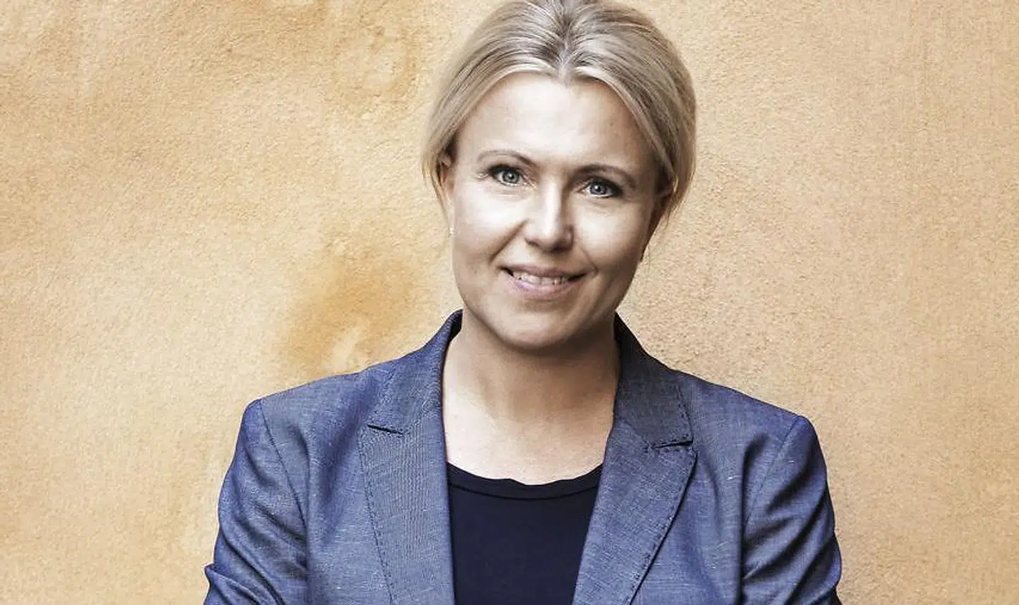 Den alternative bank Merkur Andelskasse direktør Charlotte Skovgaard viser vejen – omend den er dyr – til ligeløn. Kvinderne skal simpelthen løftes op på mændenes niveau. Foto: Jan Lennart Pedersen