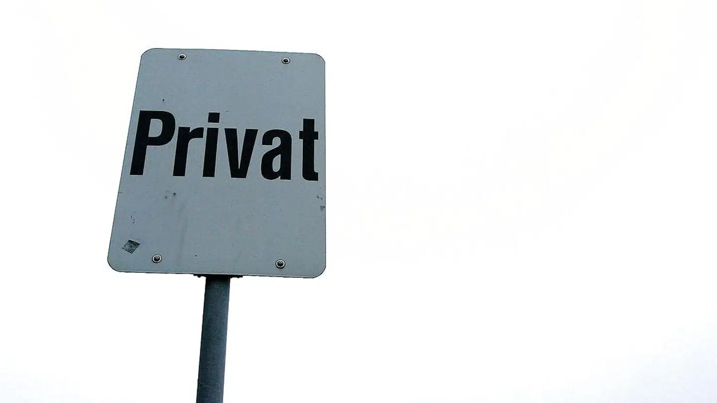 Et skræmmeskilt kan informere om noget, der er korrekt. Eksempelvis »privat« vej. Skiltet kan dog være ulovligt, hvis det giver andre borgere et indtryk af, at de ikke må færdes på vejen, selvom de reelt har lov til dette.