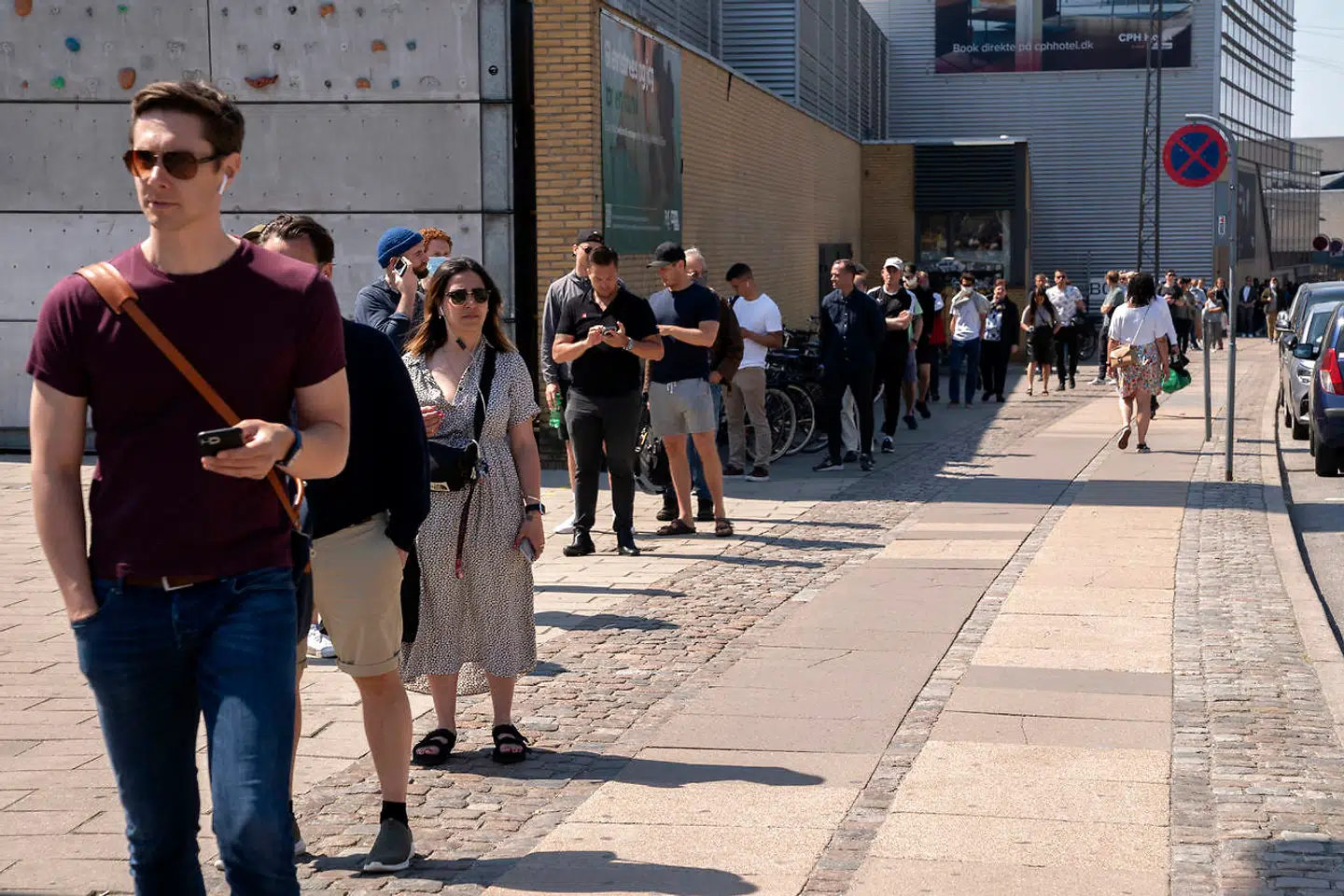 Lang kø til vaccine-tilvalg ved DGI Byen. Practio tilbyder skrottede vacciner til de, der måtte ønske det.