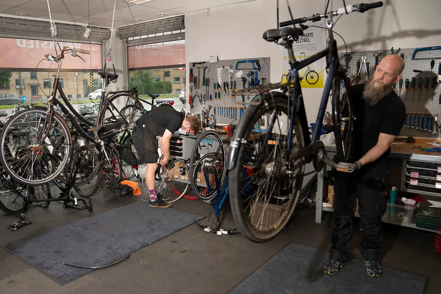 Leveringstiden på cykeldele er længere end normalt, hvilket skaber problemer for forhandlere og producenter.