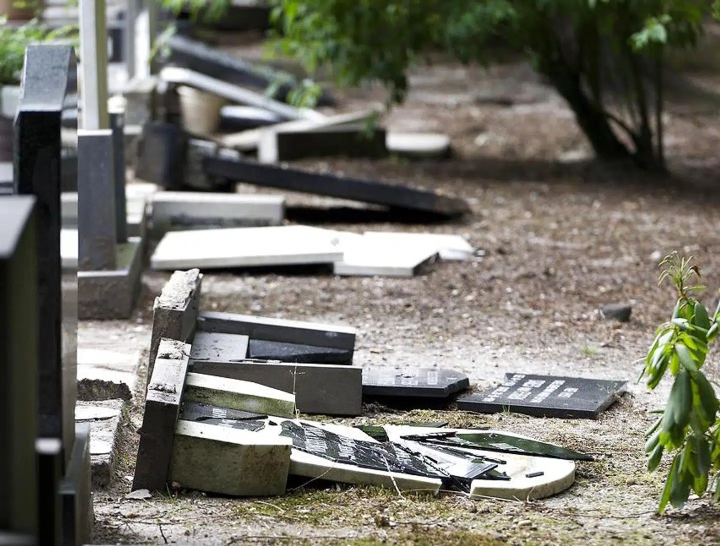 En 14-årig pige blev i midten af maj voldtaget af fem drenge på en kirkegård i Belgien. To af drengene var brødre. Arkivfoto fra en anden kirkegård i Belgien.