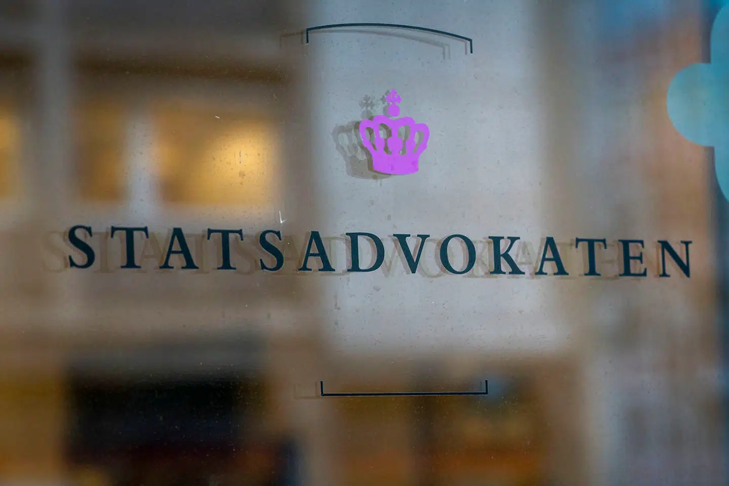 Det fremgår af Bagmandspolitiets sigtelse, som Berlingske har set, at Jeppe Brogaard Clausen skulle have fremskaffet sig selv eller andre uberettiget vinding gennem sit virke som advokat. Sigtelsen er også rettet mod Njord Law Firm, der ifølge Bagmandspolitiet som juridsk peroson er ansvarlig for, at bedrageriet kunne foregå.