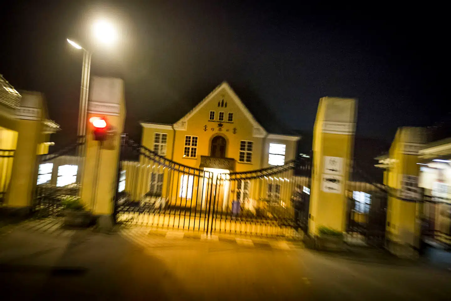 Regeringen kan ikke som planlagt sende asylansøgere direkte til lejre i Afrika, skriver Jyllands-Posten. De vil for en tid skulle opholde sig i Danmark – for eksempel i Sandholmlejren i Allerød.