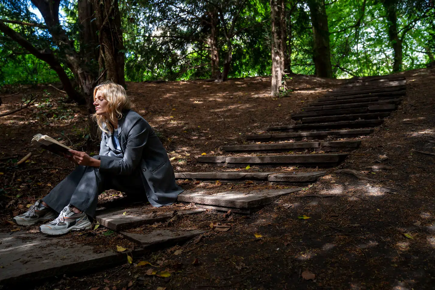 Rikke Gøransson insisterer stadig på at få sine manuskripter printet ud. Hun elsker papir, og det har hun gjort, siden hun som barn læste eventyr.