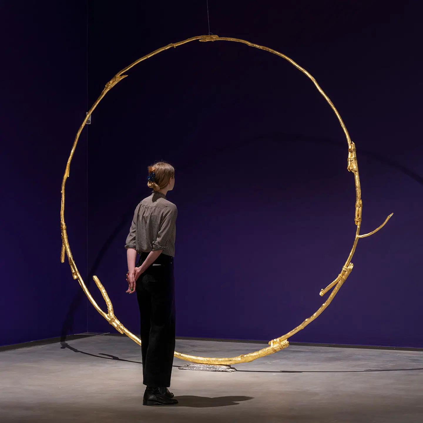 Ugo Rondinones cirkulære værk »The Sun at 12 am« dyrker og bearbejder tid.