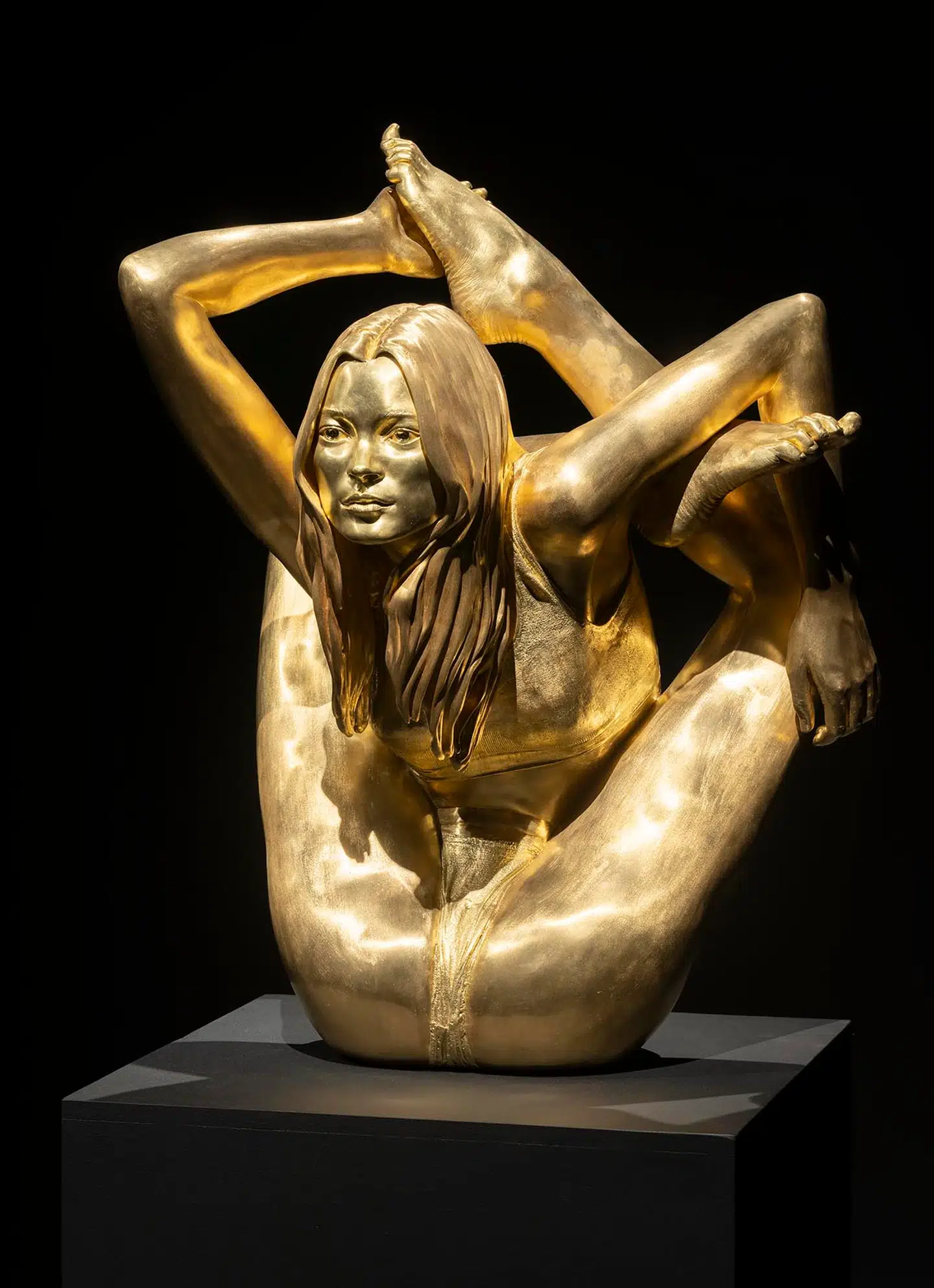 Marc Quinns forgyldte Kate Moss i en absurd yogastilling, der byder os indenfor og slår magien an.