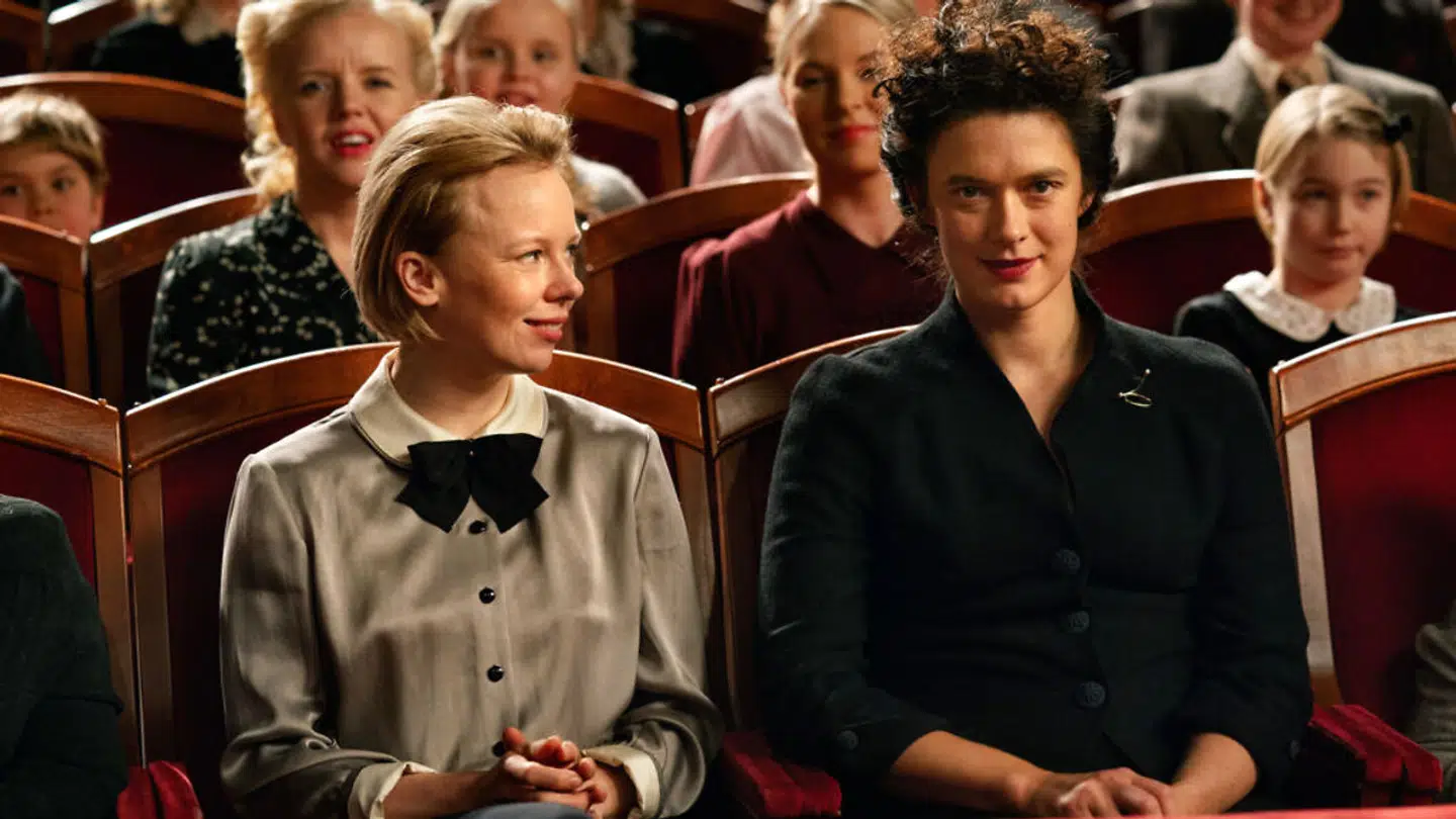 »Vivika er endnu rigere og endnu mere frigjort og selvfølgelig dødeligt smuk og datter af en fornem m,en kold pengemand og teaterinstruktør og biseksuel og promiskuøs i en så foruroligende grad, at der må eksistere et før og efter Vivika i Helsinkis efterkrigstids kreative klasse,« skriver Anders Lund Madsen om Vivica (til højre) der spilles af Krista Kosonen i »Tove«