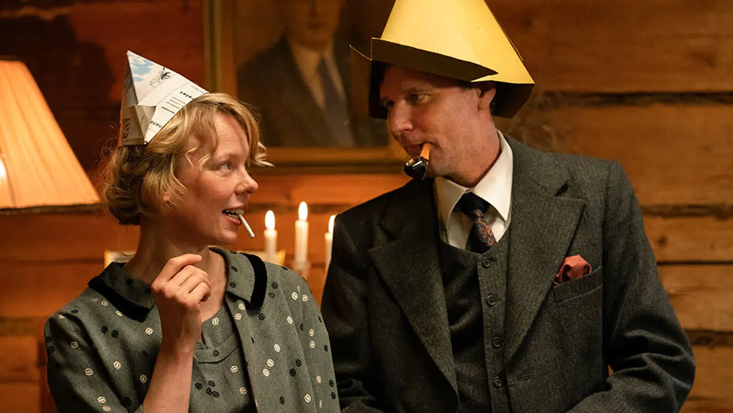 Atos, den rare, vemodige socialistiske rigsdagsmand fra Åland, som elsker friheden endnu mere end sin egen kone, bliver gift med Tove (til venstre), og Tove elsker Atos og hans frihed, men endnu mere jazz og smøger og rødvin, og tvivlen, og Vivika og hvem skal hun vælge?