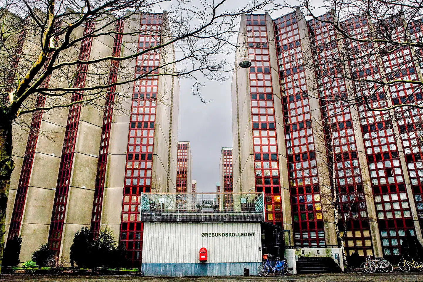 Øresundskollegiet på Amager er Danmarks største kollegium, og fra august skal en ny type beboere flytte ind. I morgen underskrives en aftale mellem Socialforvaltningen og kollegiet om at gøre kollegiet alment, så kommunen kan anvise ressourcesvage og hjemløse til kollegiet.