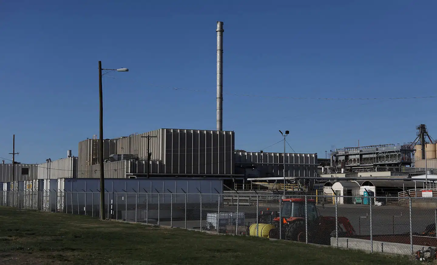 Det brasilianske selskab JBS ejer flere af de største kødfabrikker i USA. De seneste dage har tusindvis af ansatte ikke været i stand til at komme på arbejde.