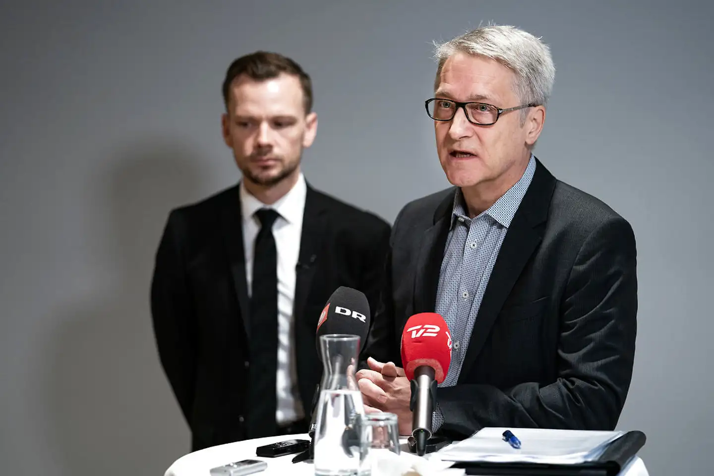Beskæftigelsesminister Peter Hummelgaard (S) vil nu dykke dybt ned i anbefalingerne fra Torben Tranæs (til højre) og resten af Ydelseskommissionen. Her ses de under præsentationen af Ydelseskommissionens kommissorium i december 2019.