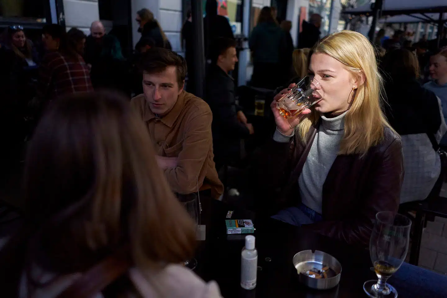 Coronapasset er administrativt tungt at kontrollere, ligesom det forhindrer, at grupper spontant kan tage på café, restaurant og bar. Desuden mener hverken SMVdanmark eller HORESTA, at det bidrager til at stoppe smittespredningen.